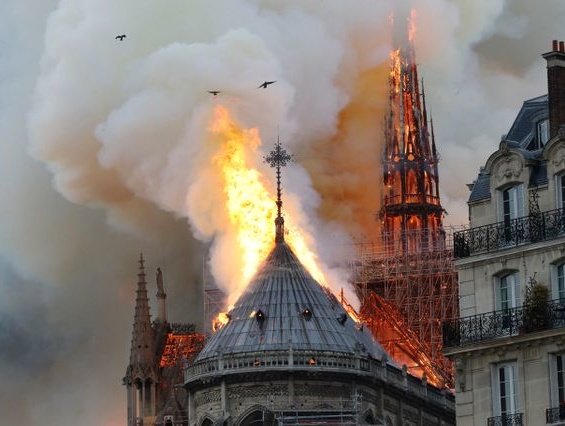 Notre Dame sous les flammes. (Paris)